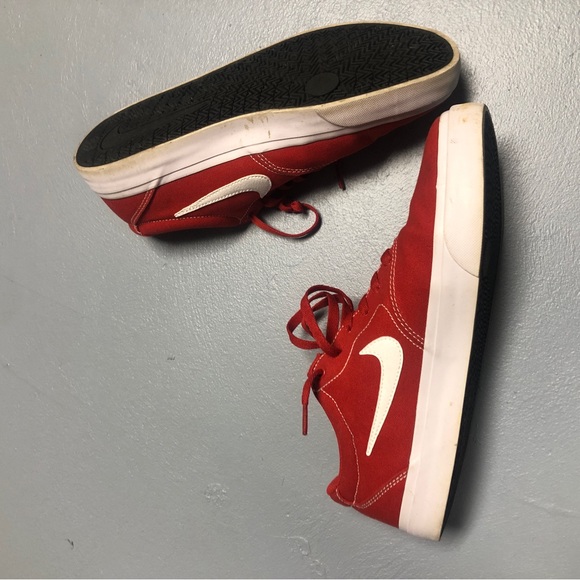 Men’s Nike tennis shoes in bright red! - Picture 4 of 6